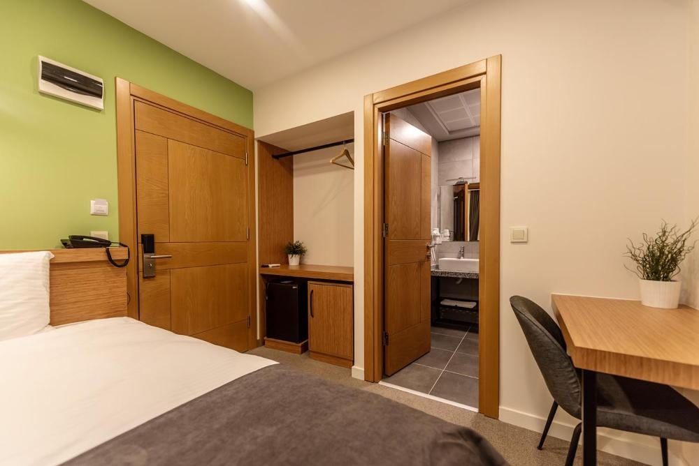 Room image 4
