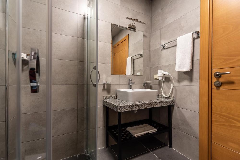 Room image 4